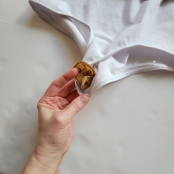 Elegant White One-Piece Swimsuit - Picture 5 of 7